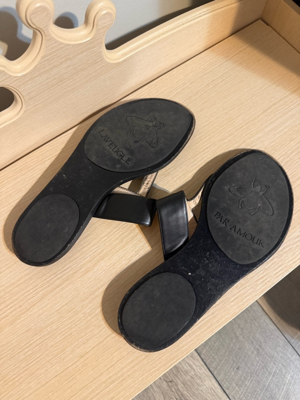 Gucci Black Leather GG Logo Thong Sandals with Gold Hardware - Picture 3 of 3